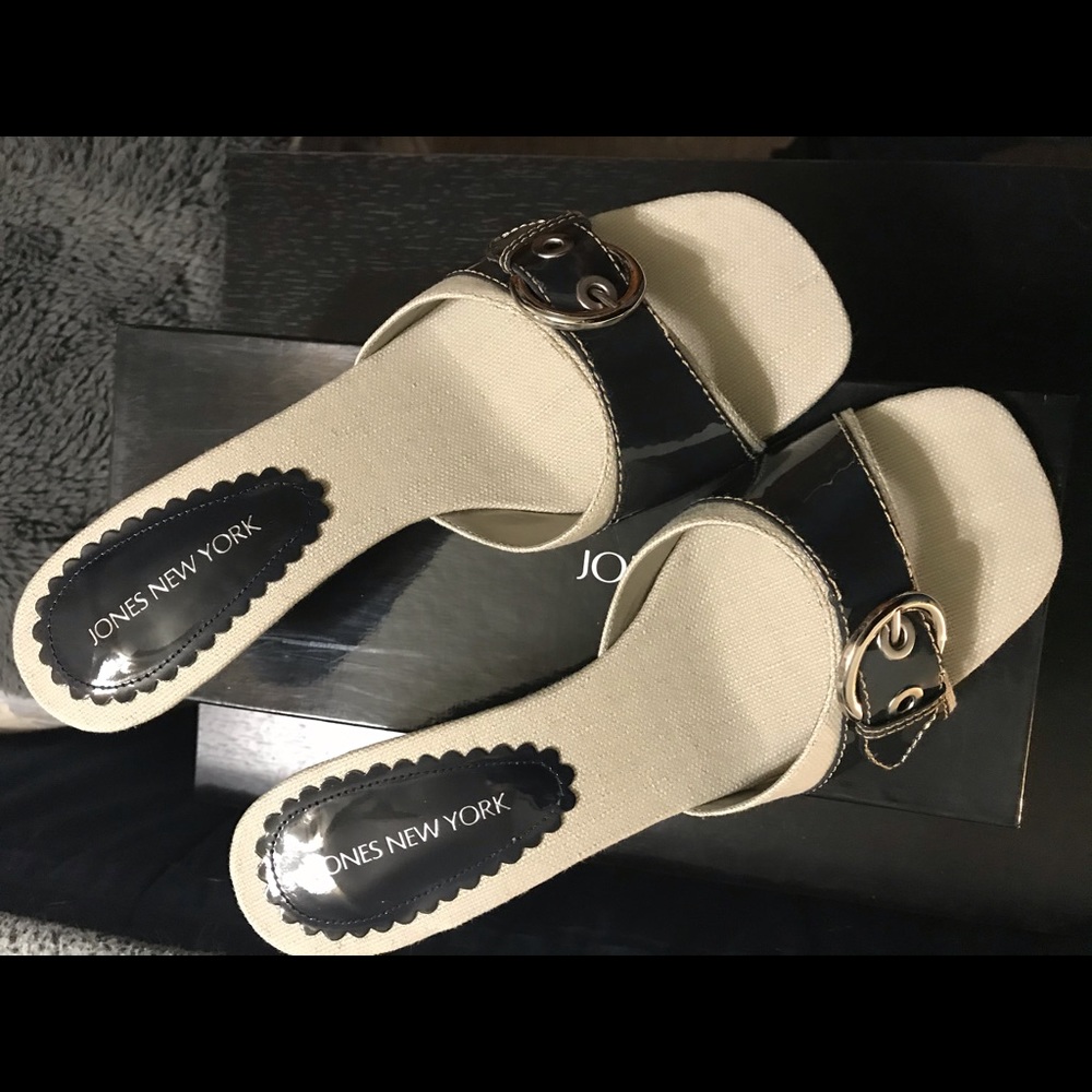 NIB Jones NY patent Sandals - size 8M